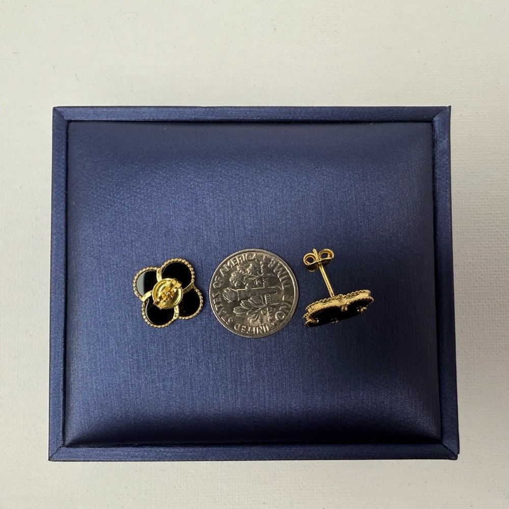 18K Yellow Gold Elegant Black and Gold Clover Stud Earrings - Picture 13 of 13
